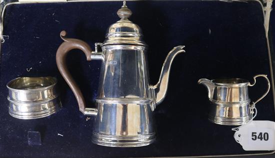 A cased silver three piece batchelors coffee set, Adie Brothers, Birmingham, 1925, gross 12 oz.